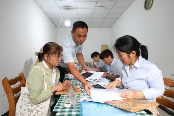 二公司帮扶小组逐户完善不动产权证书相关手续——李新强 摄